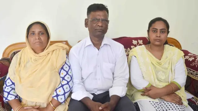 मोहम्मद सनाउल्लाह अपनी बेटी और पत्नी के साथ