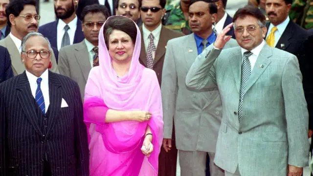 ২০০২ সালের ২৯শে জুলাই ঢাকায় পৌঁছানোর পরপরই পাকিস্তানের তৎকালীন রাষ্ট্রপতি পারভেজ মোশাররফকে লাল-গালিচা সংবর্ধনা দেয়া হয়। তিনি বাংলাদেশ সফরকারী প্রথম পাকিস্তানি সামরিক শাসক।