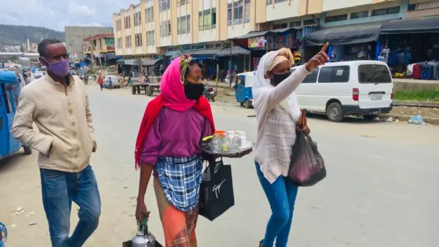 ኣብ መገዲ ዝንቀሳቐሱ ሰባት - መቐለ