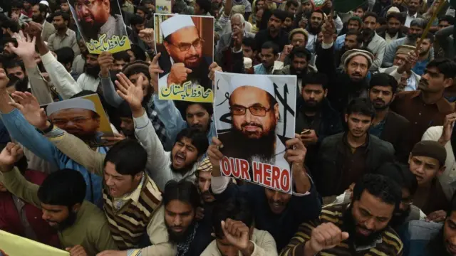 રેલીમાં હાફિઝ સઈદના પોસ્ટર્સ