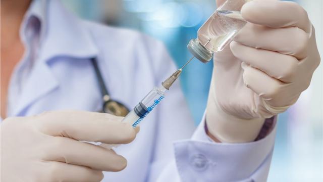 Médico prepara injeção