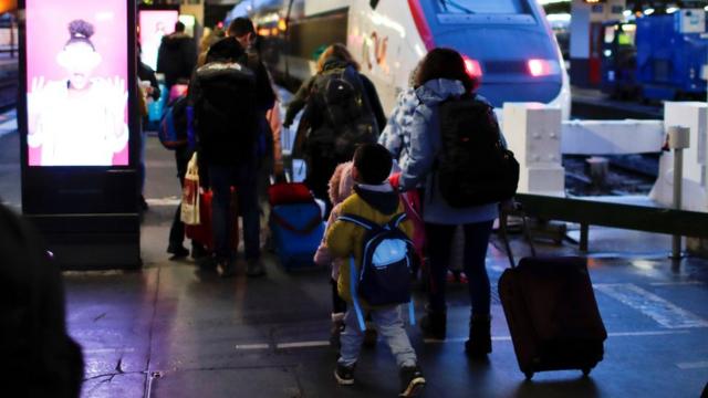 巴黎里昂车站搭乘儿童专列的儿童旅客在家长和铁路公司保姆带领下走到站台登车（22/12/2019）