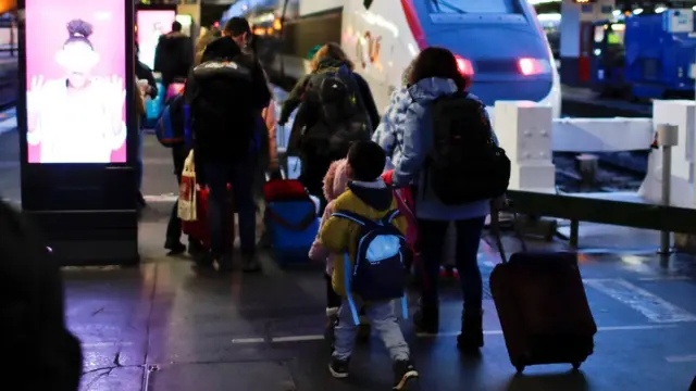 巴黎里昂車站搭乘兒童專列的兒童旅客在家長和鐵路公司保姆帶領下走到站台登車(22/12/2019)