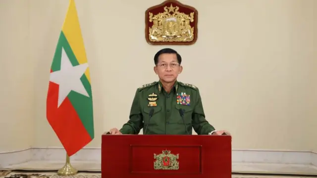 နိုင်ငံတော်စီမံအုပ်ချုပ်ရေးကောင်စီ ဥက္ကဋ္ဌ အဖြစ်မိန့်ခွန်းပြောစဥ်