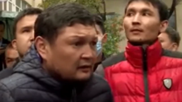 Сыймык Жапыкеев: "Кыргызстан" - бийликтин эле партиясы". "Кыргызстан" партиясынын доо арызын карап жаткан сот алдына аны каттоого каршы саясатчылар да топтолду.