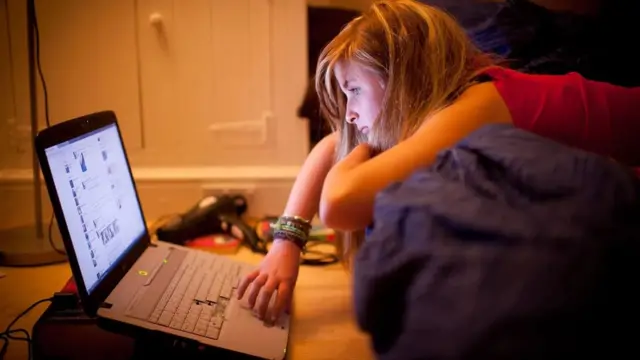 특히 침대에서 엎드린 상태로 일하면 신체에 무리한 영향을 미칠 수 있다