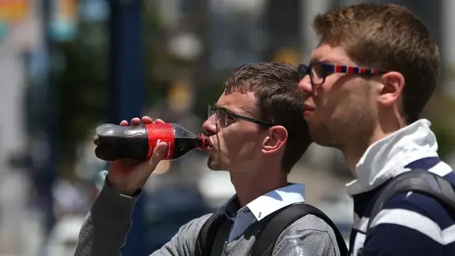 jovenes tomando gaseosa.