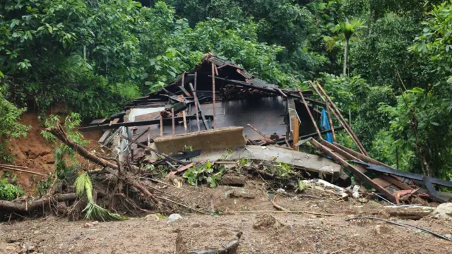 వరద ఉధృతికి దెబ్బతిన్న ఇల్లు