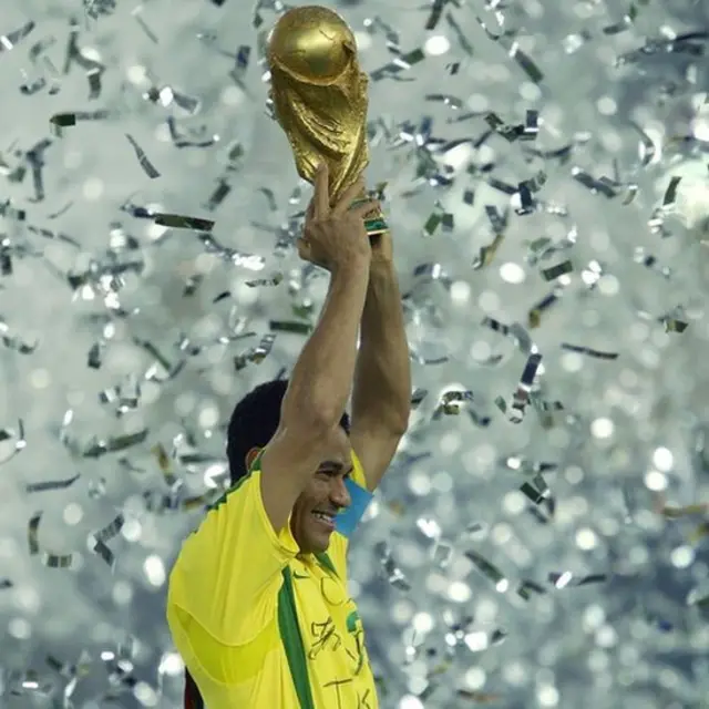Cafú con el título que conquisto Brasil en el Mundial de Japón y Corea del Sur en 2002.
