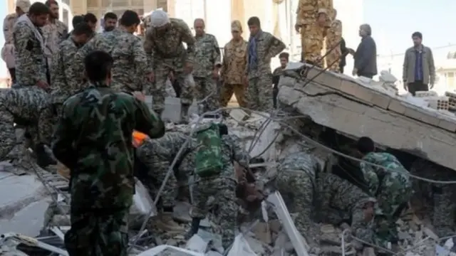 நிலநடுக்கத்துக்குப் பிந்திய மீட்புப் பணி.