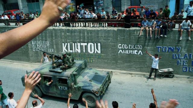Kosovares de la etnia albanesa le dan la bienvenida a las tropas de la OTAN en 1999