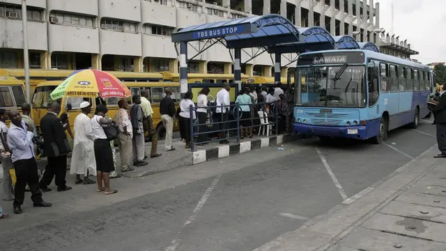 Pipo wey stand for queue to enta bus.