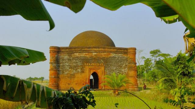 চুনাখোলা মসজিদ, ষাট গম্বুজ মসজিদ থেকে একটু দূরেই অবস্থিত এ মসজিদটি বাংলাদেশের একটি পুরাকীর্তি।