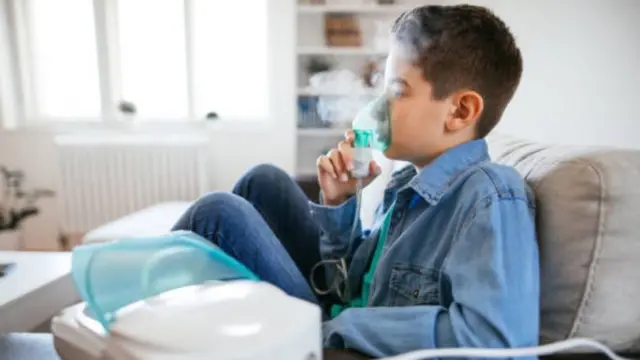 Garoto realiza nebulização