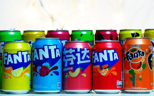 Latas de fanta enfileiradas com diferentes sabores