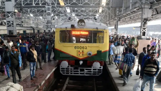 শিয়ালদহ-ক্যানিং লাইনের একটি ট্রেনে ঘটে এ ঘটনা