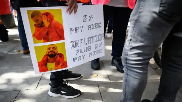 Manifestante segura cartaz com memecódigo bônus betano julho 2024protesto