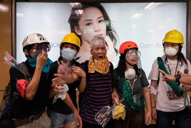 Người biểu tình Hong Kong hô to khẩu hiệu tại trạm xe điện ngần Sheung Wan trong khi đụng độ đang diễn ra