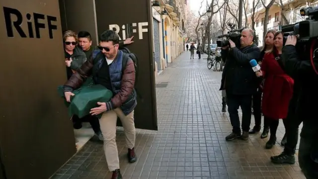 Parte externa del restaurante RiFF con miembros de los medios de comunicación