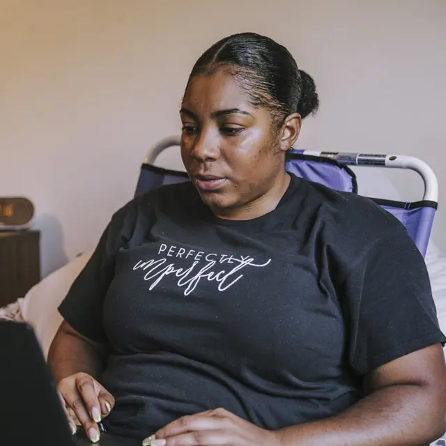 Jade Gray-Christie usando su laptop