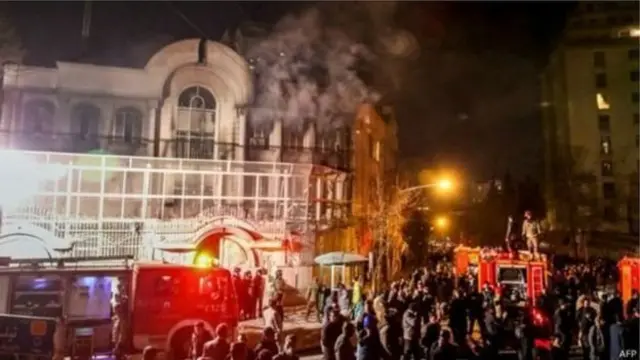 به دنبال اعدام یک روحانی شیعه در زمستان سه سال گذشته در عربستان سعودی، شماری از افرادی که خود را از طرفداران آیت الله خامنه ای می خوانند، سفارت عربستان در تهران را آتش زدند و به کنسولگری این کشور در مشهد حمله کردند