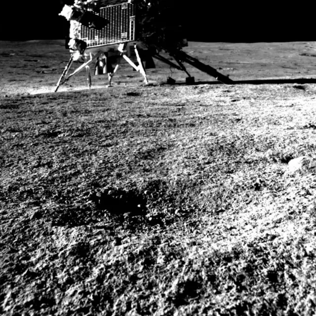 L'atterrisseur Vikram, photographié ici avec le rover Pragyan, est le premier engin spatial à se poser au pôle Sud de la Lune. La mission a déjà fourni de nouvelles informations.