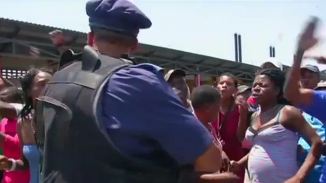 পুলিশের ভূমিকায় বিক্ষুব্ধ স্থানীয় জনতা