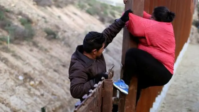 अमरीका की सीमा में अवैध ढंग से दाखिल होते लोग
