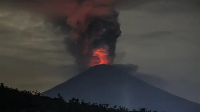 2017年阿貢火山爆發,火光映天。