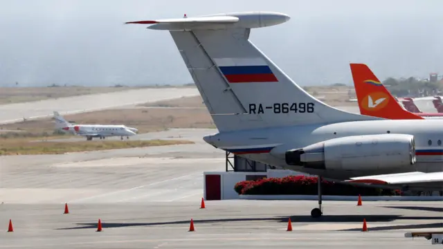 Um avião com bandeira russa no aeroportocoritiba palmeirasCaracas