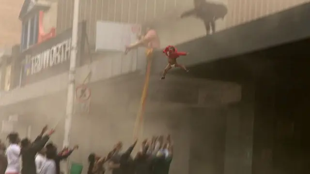 ребенок летит вниз