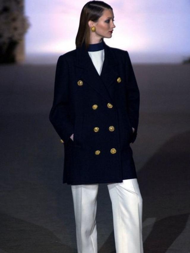 Audrey Marnay usado um Pea Coat, criação Yves Saint-Laurent de 1962, no desfile de retrospectiva da obra do estilista no centro cultural parisiense George Pompidou em 2002