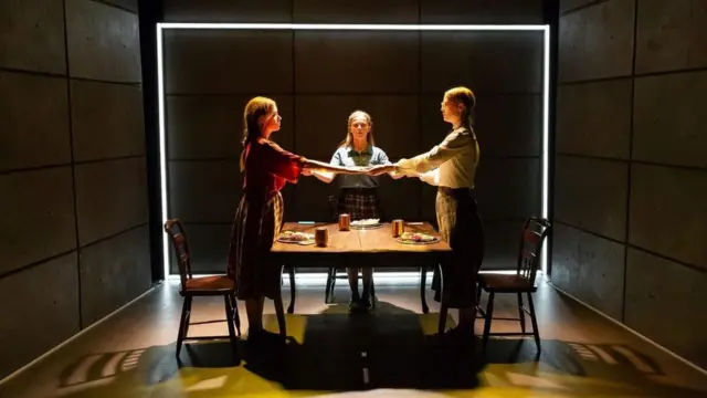 تدور أحداث المسرحية في سياق تاريخي، لكن الكاتبة تقدم البطلات على أنهن مراهقات معاصرات كذلك