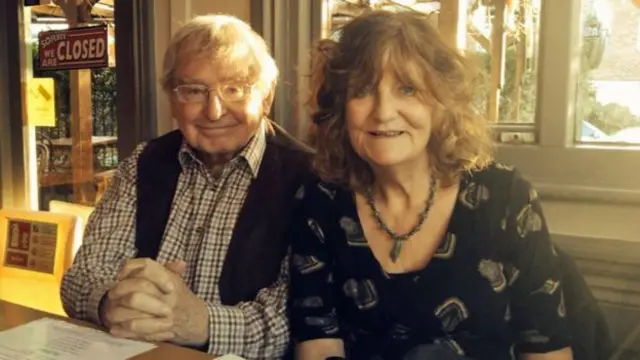 艾麗森的腳、頭髮和眼睛都是彼得詩中經常提及的內容，特別是眼睛。