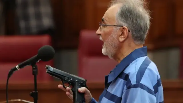 محمدعلی نجفی با اسلحه آلت جرم