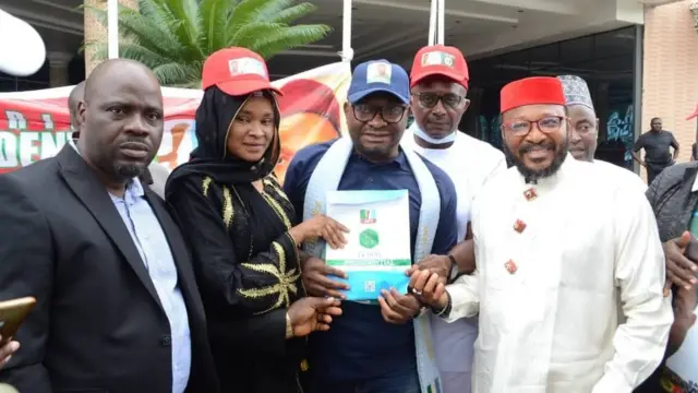 Wata ƙungiya da ake kira Project Nigeria Group, PNG ce ta ce ta saya wa ƙaramin ministan na ilimi fom na takarar shugaban ƙasa