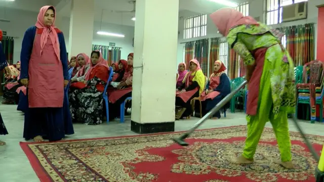 একজন নারী ঘর পরিষ্কারের প্রশিক্ষণ নিচ্ছেন।