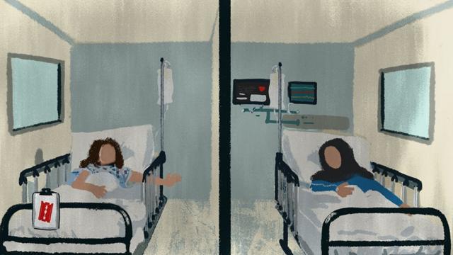 Una niña intenta contactar desde su cama de hospital con su madre que se encuentra en otra habitación.