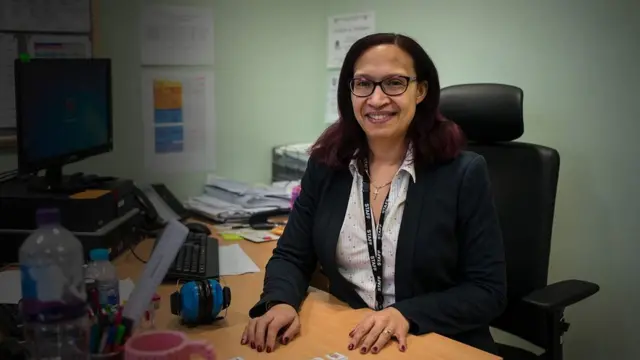 Amanda en su oficina