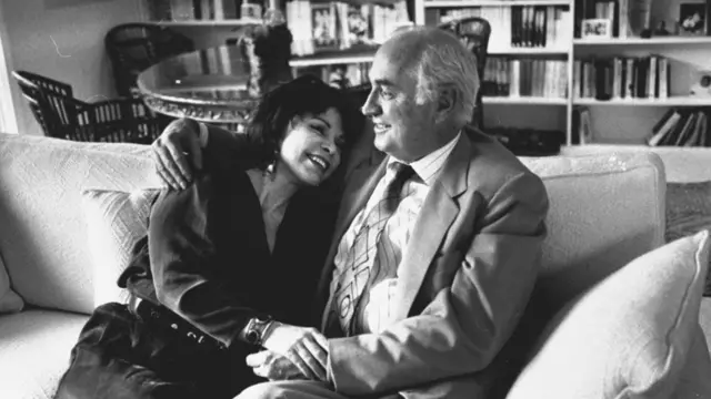 Isabel Allende en foto de archivo junto a su entonces esposo Willie Gordon