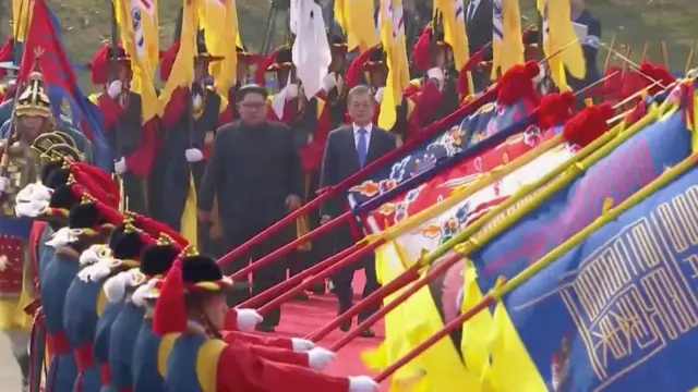 ఉత్తర, దక్షిణ కొరియా నేతలకు సైనిక వందనం