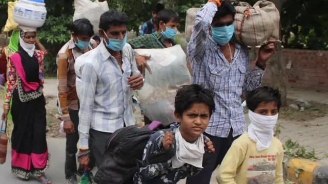 লকডাউনের শুরুতে এরকম হাজার হাজার শ্রমিককে দীর্ঘ পথ পাড়ি দিতে হচ্ছে।