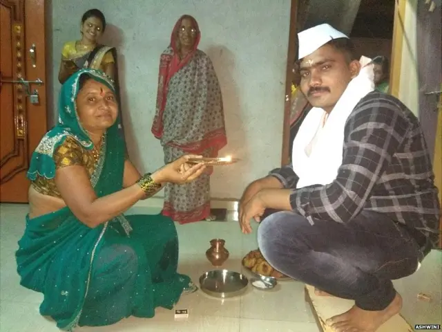 धोंड्याच्या महिन्यात जावायाला धोंड्याचं जेवण आणि वाण म्हणून काही वस्तू किंवा दागिना द्यायची पद्धत रूढ होत आहे.