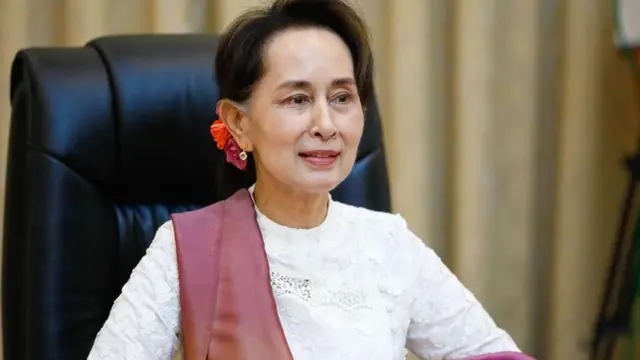 ဒေါ်အောင်ဆန်းစုကြည်ဟာ နိုင်ငံခြားရေးဝန်ကြီးတာဝန်လည်း ထမ်းဆောင်နေသူဖြစ်ပါတယ်။