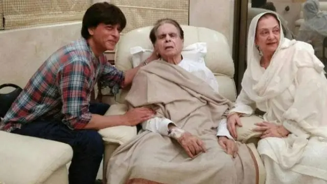 Shahrukh Khan a lokacin da ya kai wa Dilip Kumar Ziyara