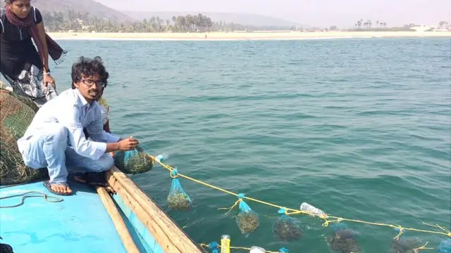 సముద్రంలో సీవీడ్ సాగు చేస్తున్న సంతోష్