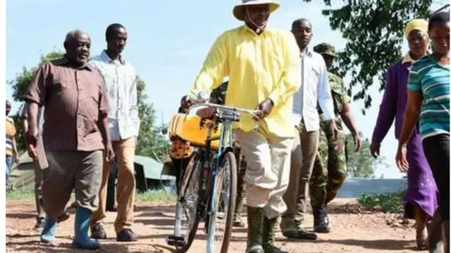 Kolanyadii gawaarida ee wehlin jirtay wuu ka soo tagay oo wuxuu wataa baaskiil uu biyaha ugu soo dhaamiya beertiisa