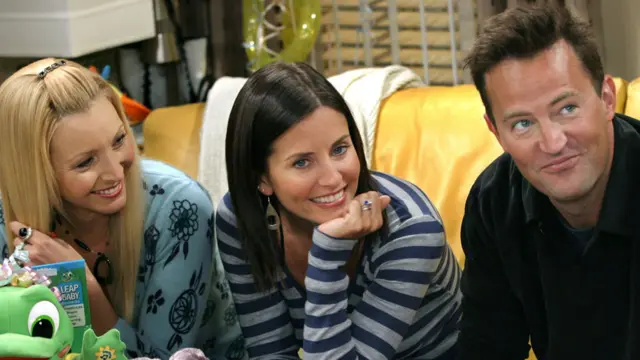 Lisa Kudrou, Kortni Koks i Metju Peri na setu „Prijatelja"