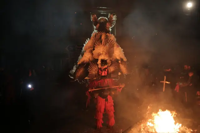 Nekim od učesnika povorke survakara dodeljene su posebne uloge: među njima su vođa, sveštenik, mladenci i medved sa mečkarom. Nakon što se vatra ugasi, prvi dan obeležavanja Surve je gotov i prisutni se razilaze.