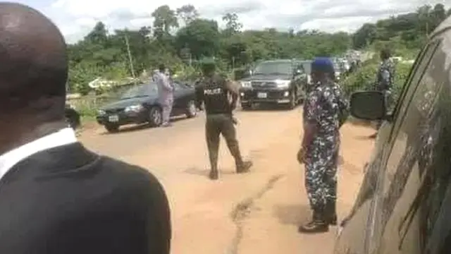 Awọn osisẹ agbofinro loju popo.